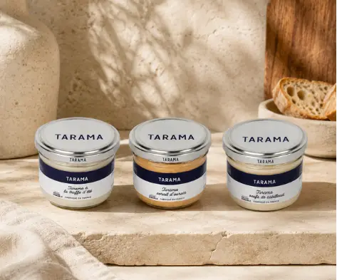 Trois pots de tarama sur une pierre claire
