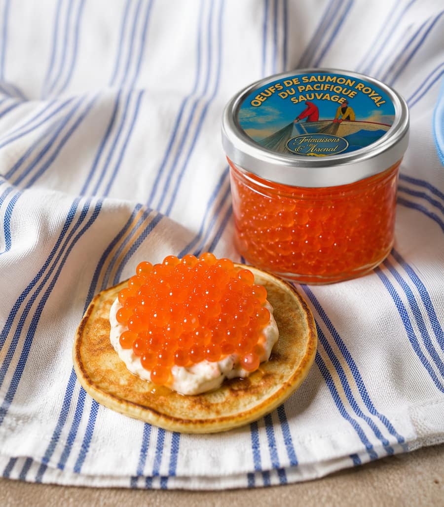 Pot d’œufs de saumon et blini garni d’œufs de saumon